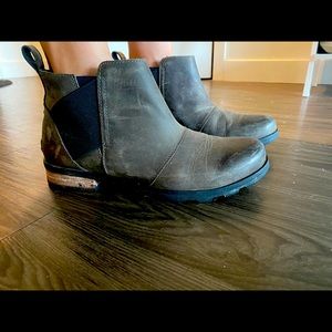 Barely Worn Sorel Emelie Chelsea Boot